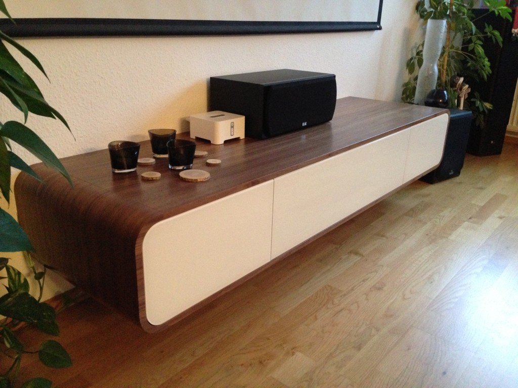 Nussbaumsideboard mit Glasfronten