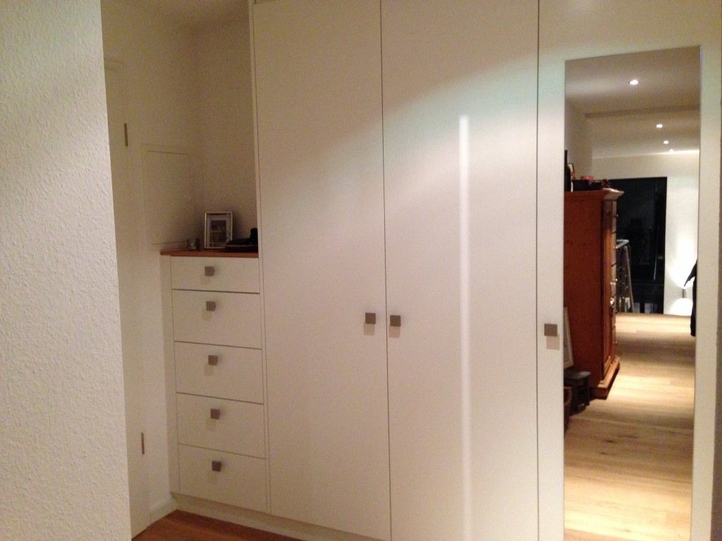 Garderobe mit Schubkästen und Spiegel