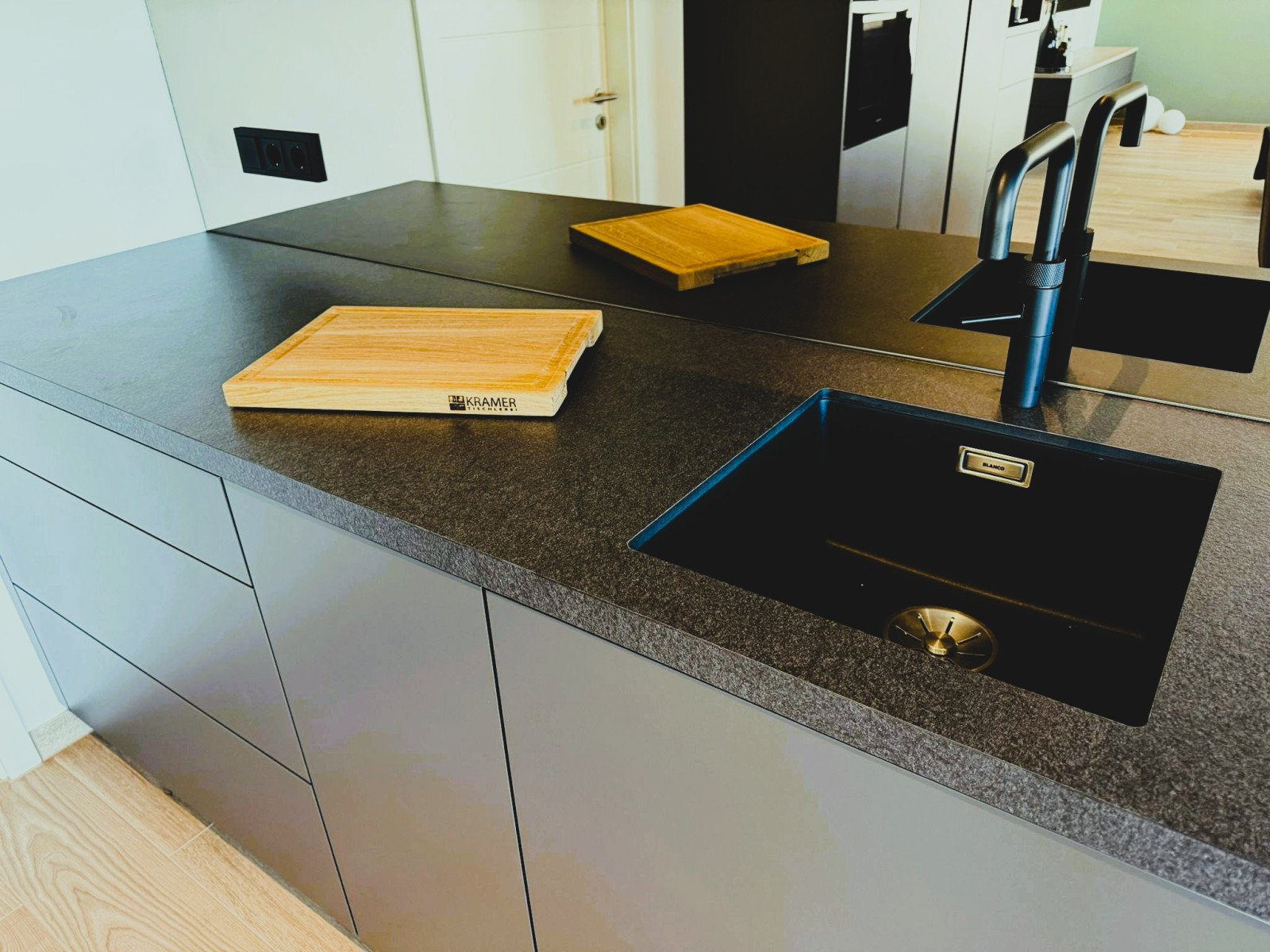 Arbeitsplatte aus Mineralwerkstoff in Basalt-Optik.
