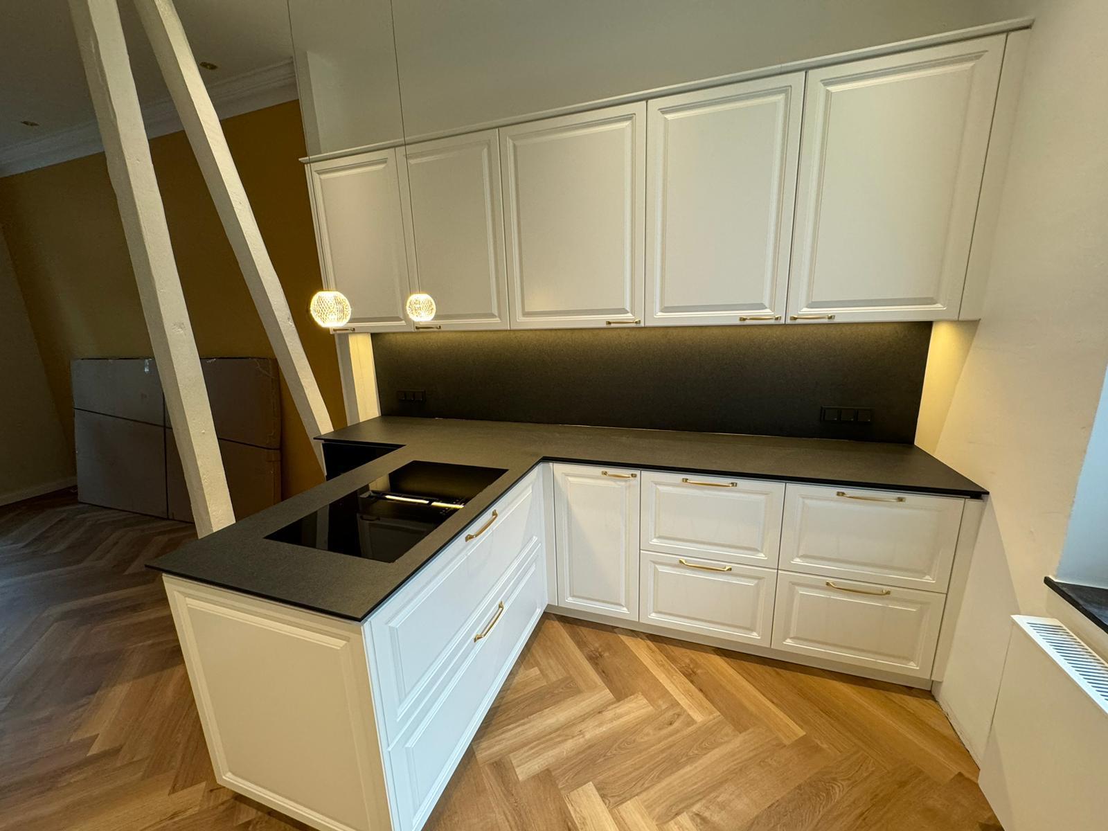 Bügelgriffe aus goldenen Messing