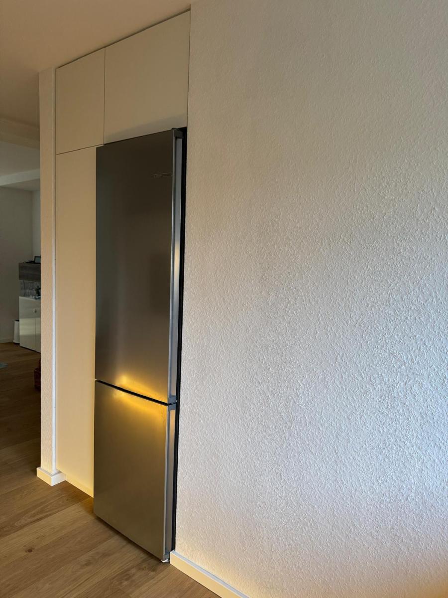 Einbauschrank mit eingepassten Kühlschrank.