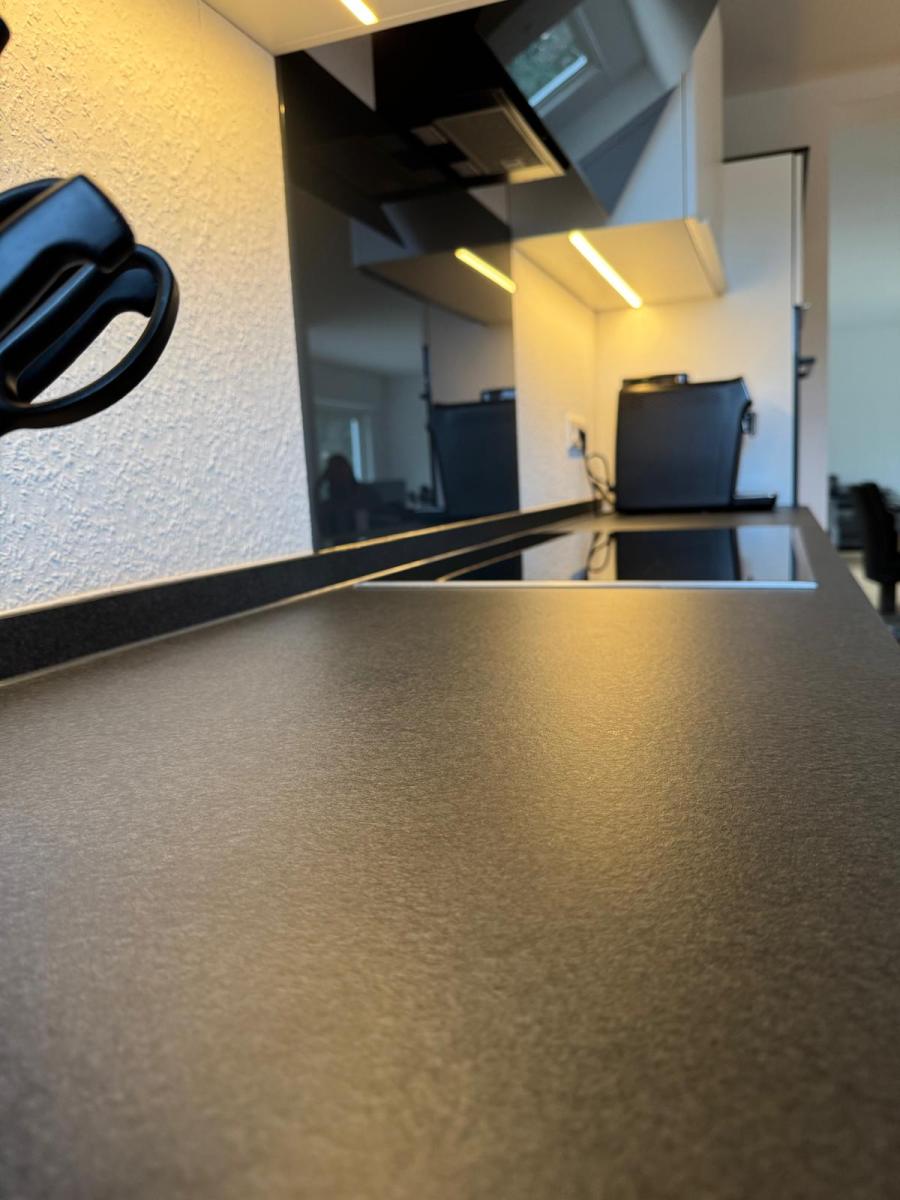 Arbeitsplatte aus einer Compactplatte Mountain Basalt.