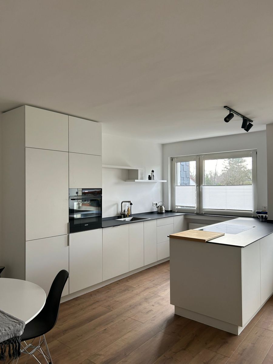 Kühl- und Gefrierschrank  und Spülmaschine mit hinterschraubtem Griff