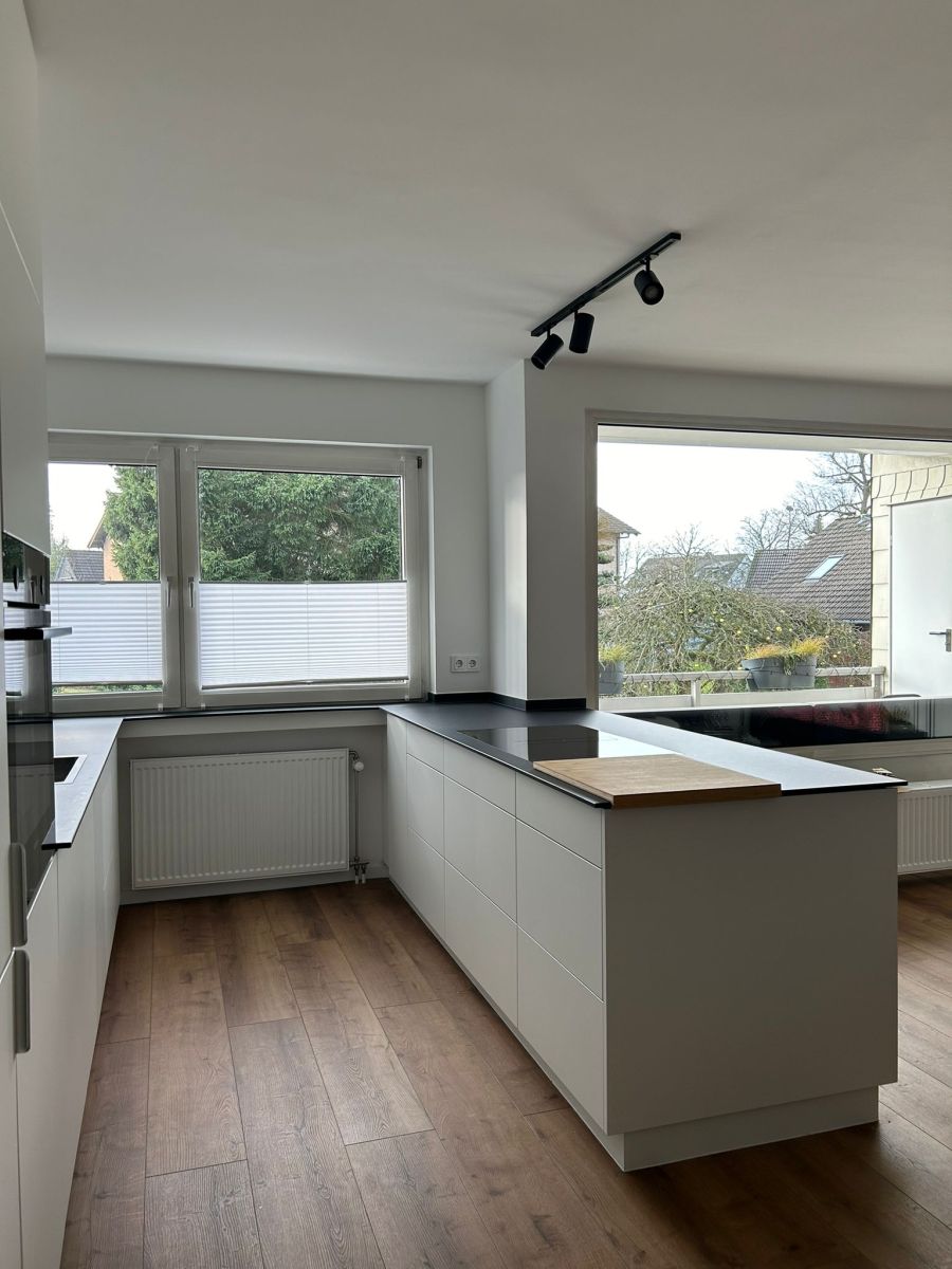 Übergang von Zeile zum Kochblock elegant mit Fensterbank verbunden.