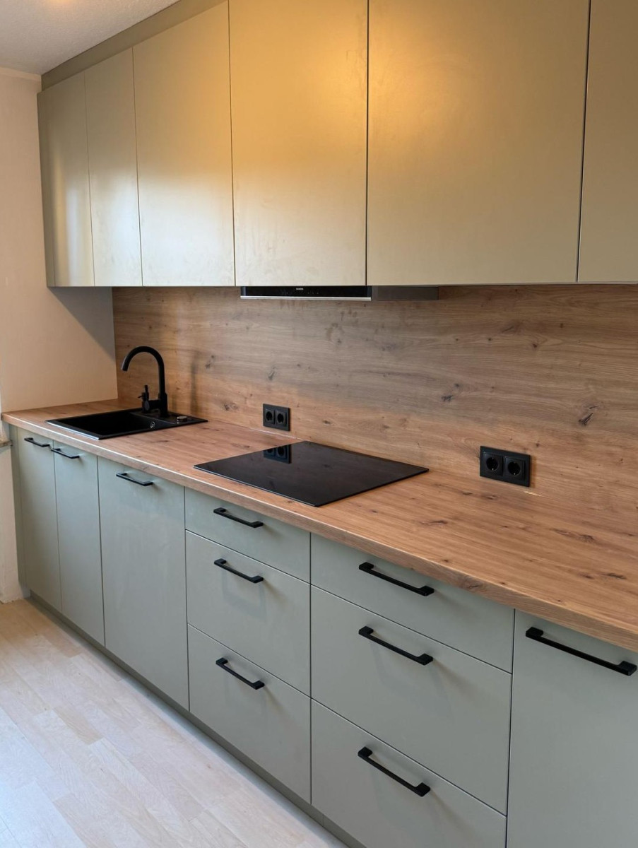 Griffe schwarz matte U-Designform, schwarzes Waschbecken und Steckdosen