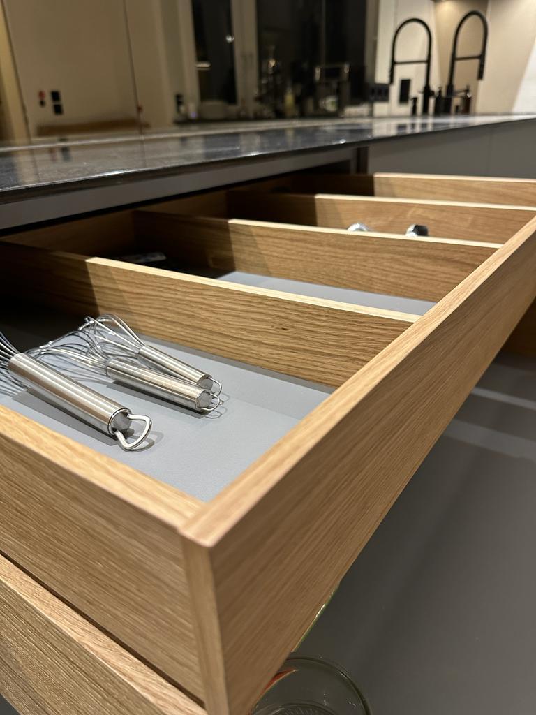 Schubkästen und Einteilung aus Eichen-Echtholz Funier