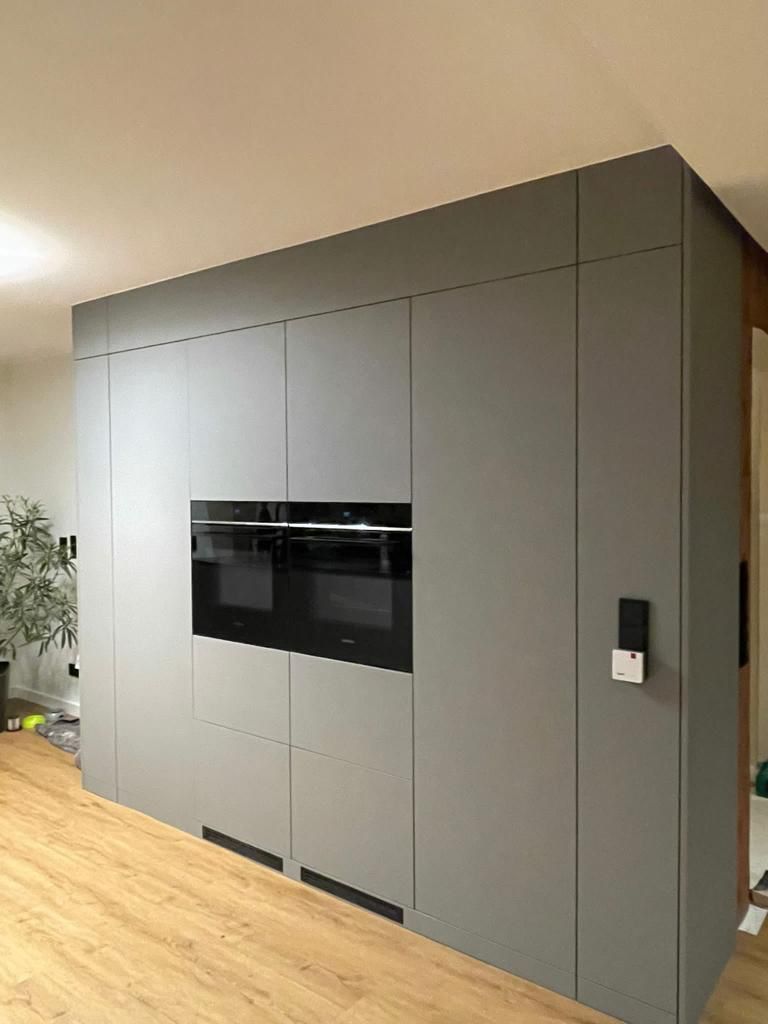 Hochblock mit integrierten Schaltern und Geräten