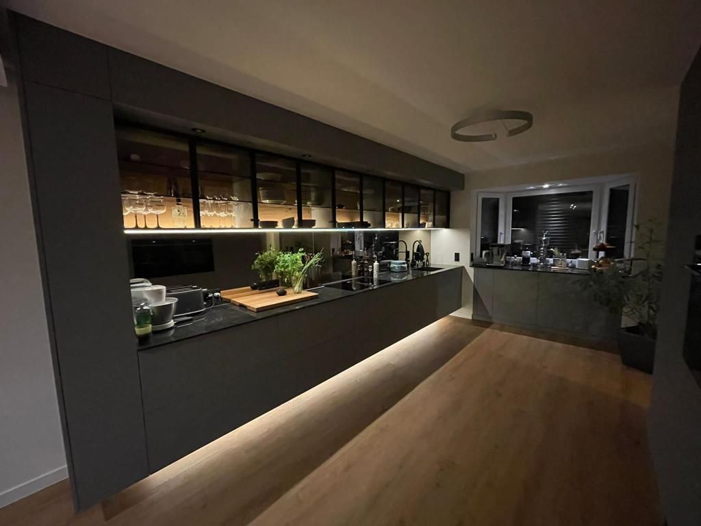 Zeile mit integriert und dimmbarer warmweißer LED-Streifen